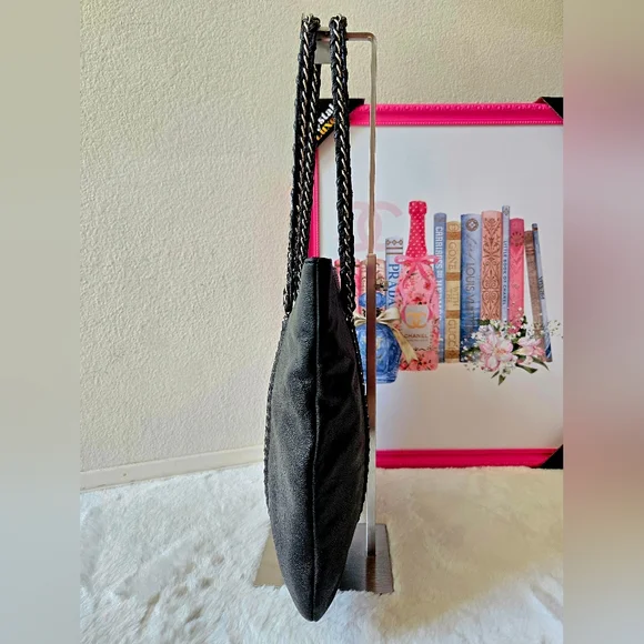 Chanel Luxe Ligne Tote Bag - Picture 6 of 16